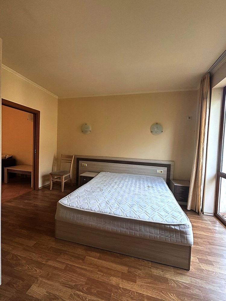 Helle Zweizimmerwohnung mit großer Terrasse und Blick ins Grüne in Elenite