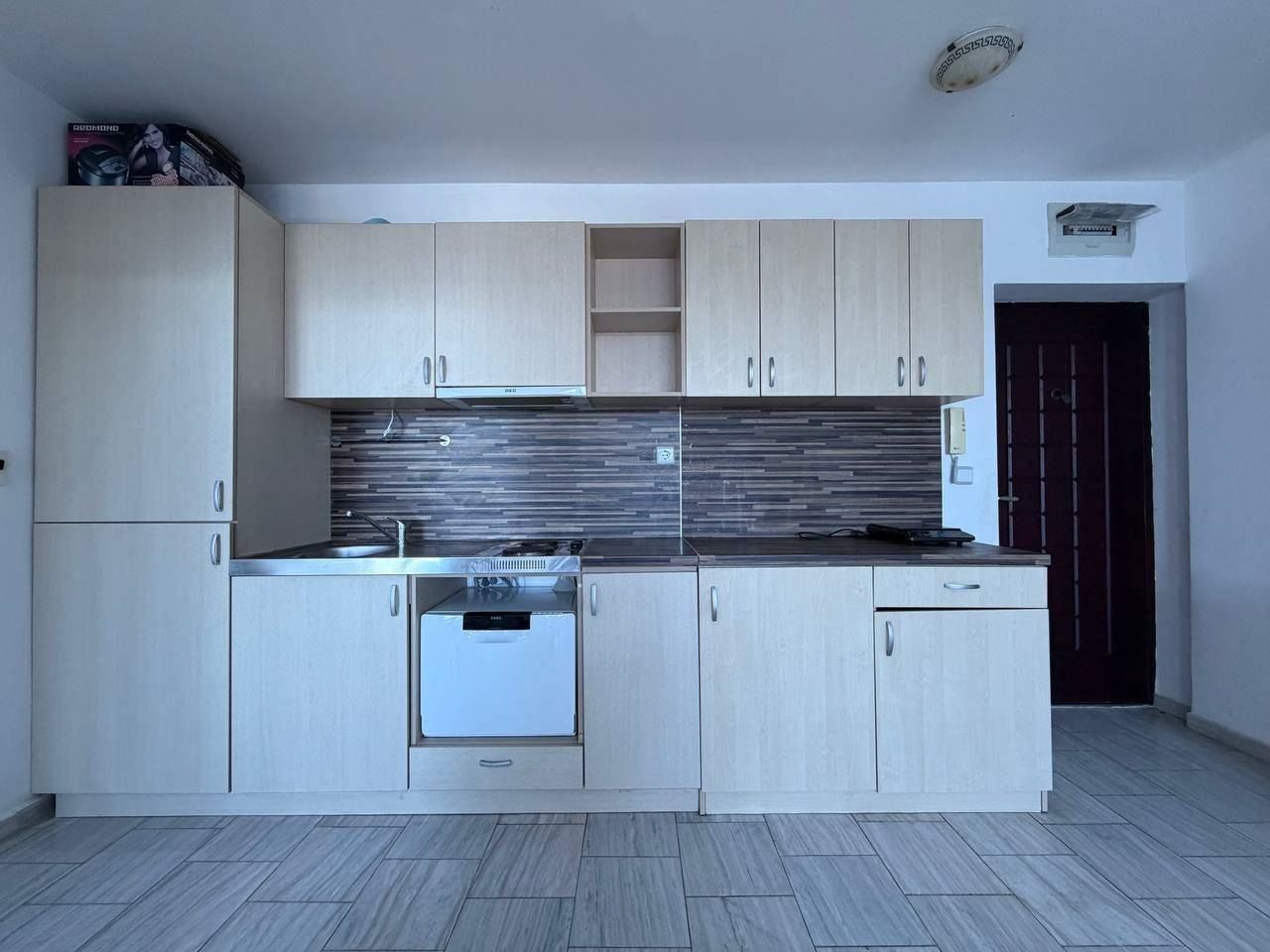 Wohnung mit einem Schlafzimmer in erster Meereslinie in Pomorie – Panoramablick auf das Meer und den Pool
