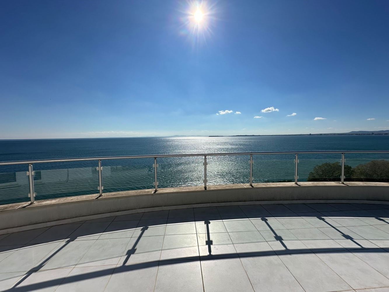 Erste Meereslinie in Sveti Vlas – beeindruckende Maisonettewohnung mit drei Schlafzimmern, Panoramablick und riesiger Terrasse