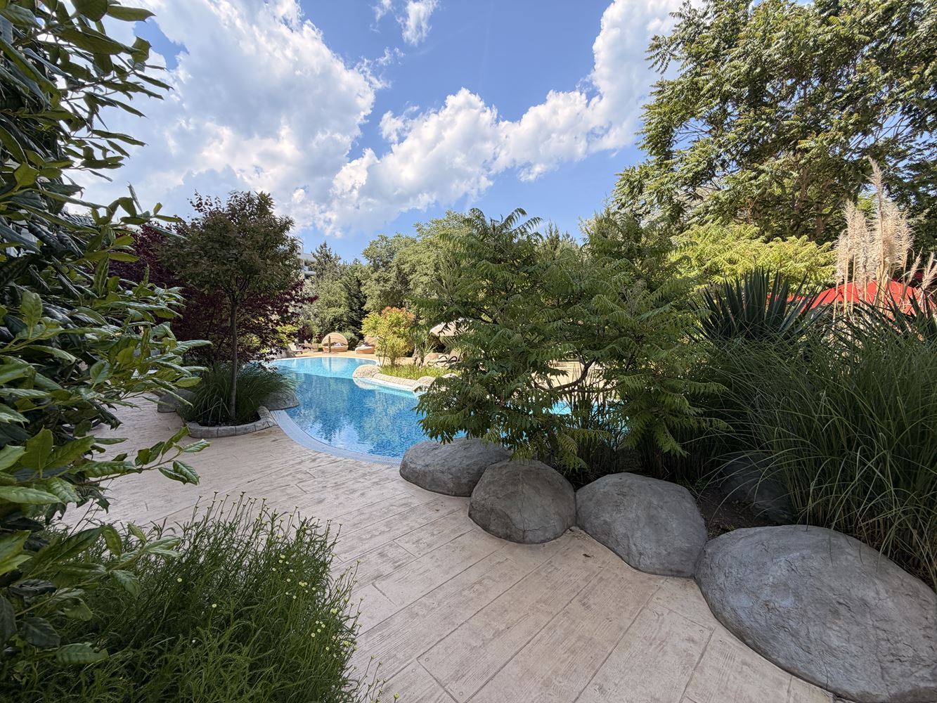 2-Zimmer-Wohnung mit Blick auf den Park und den Swimmingpool in einer prestigeträchtigen Wohnanlage am Sonnenstrand