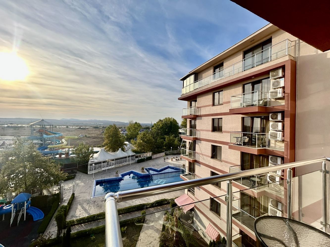 Zweizimmerwohnung mit Blick auf den Pool in einer Anlage mit umfangreicher Infrastruktur