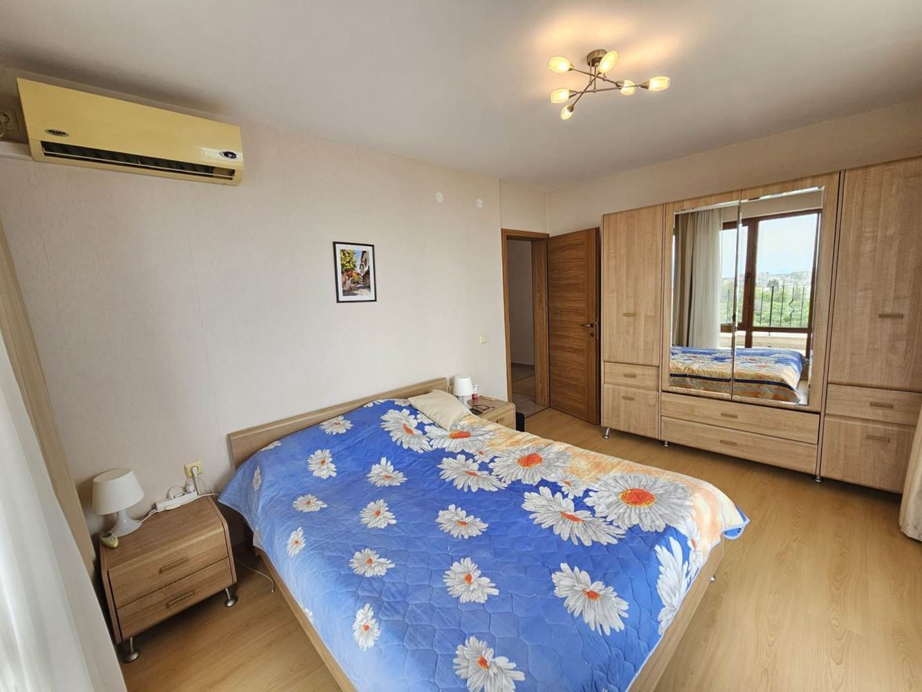 Sveti Vlas – Drei-Zimmer-Wohnung mit direktem Panoramablick auf das Meer in einer Anlage in erster Linie