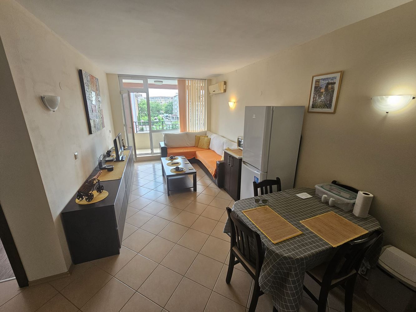 Geräumiges Apartment mit zwei Schlafzimmern in Sonnenstrand mit hervorragender Lage und Annehmlichkeiten für die ganzjährige Nutzung