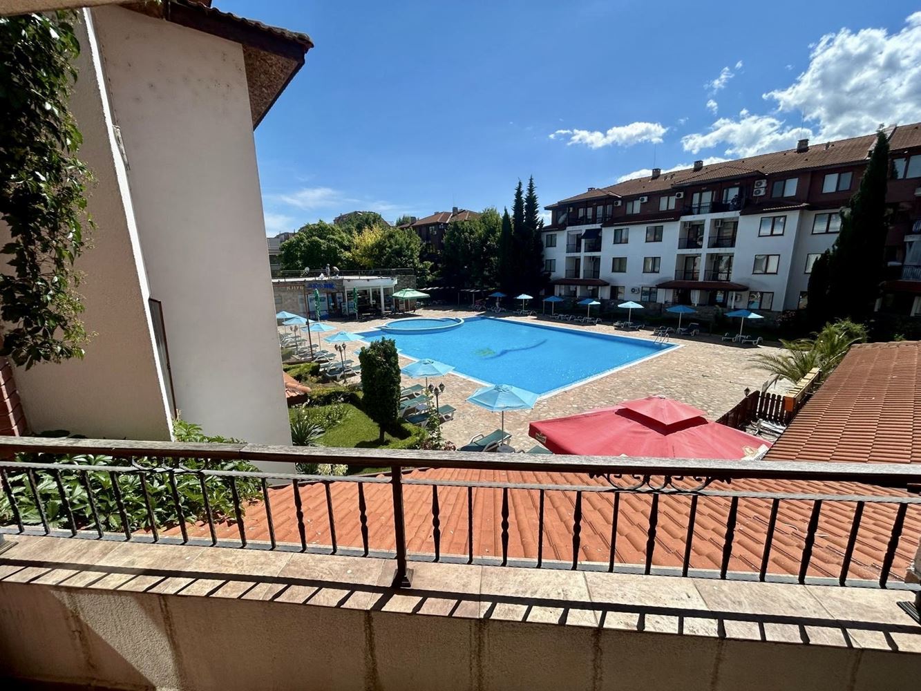Geräumige Zwei-Zimmer-Wohnung mit Poolblick in Nessebar