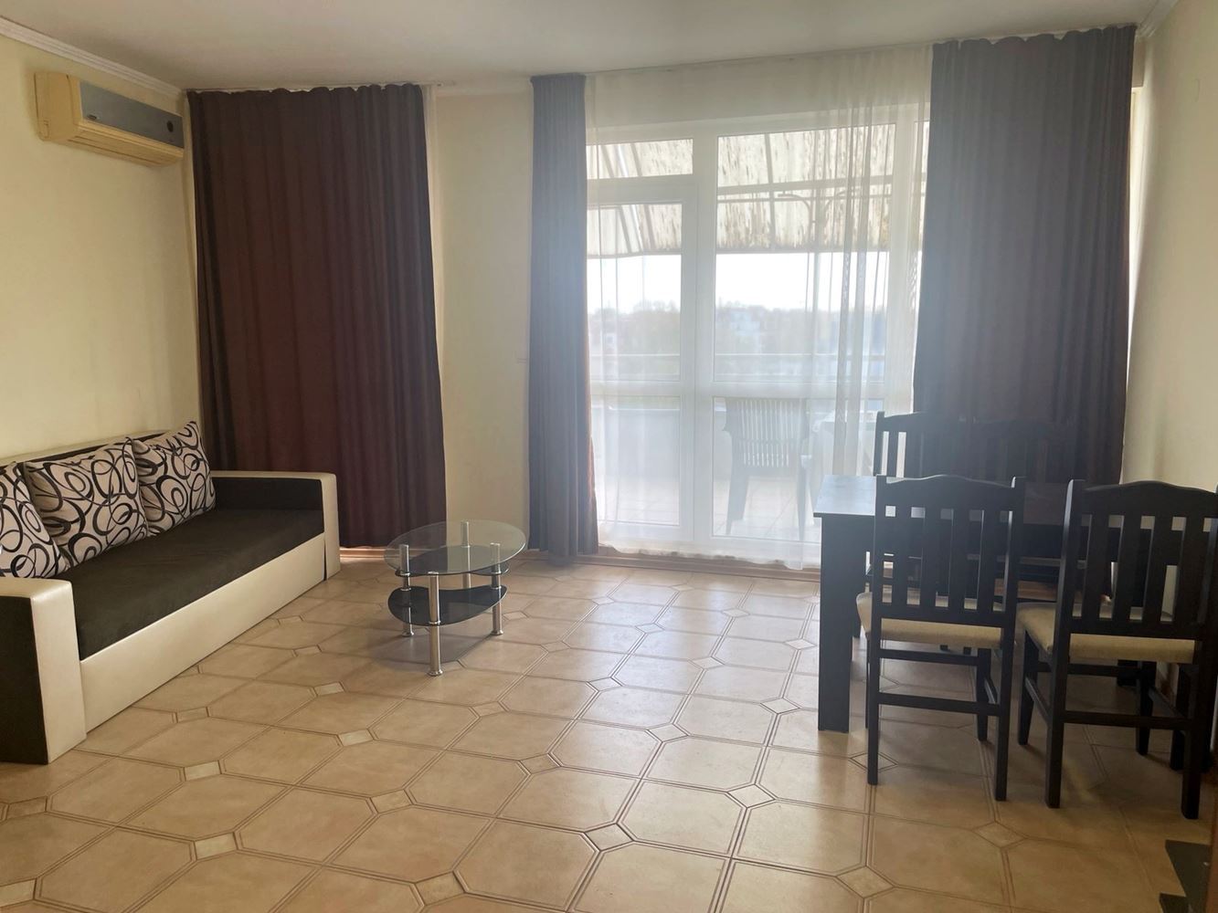 Geräumige 2-Zimmer-Wohnung mit Poolblick in Sonnenstrand
