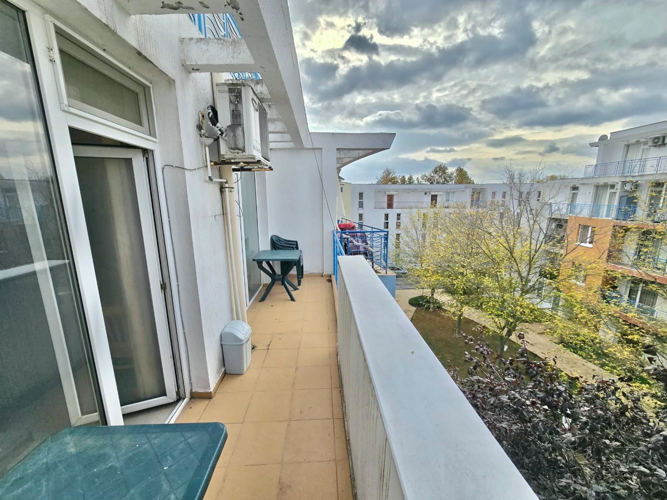 Großzügige Maisonettewohnung mit zwei Schlafzimmern und drei Balkonen in Sonnenstrand – Act 16, Haushaltsstrom und Poolblick