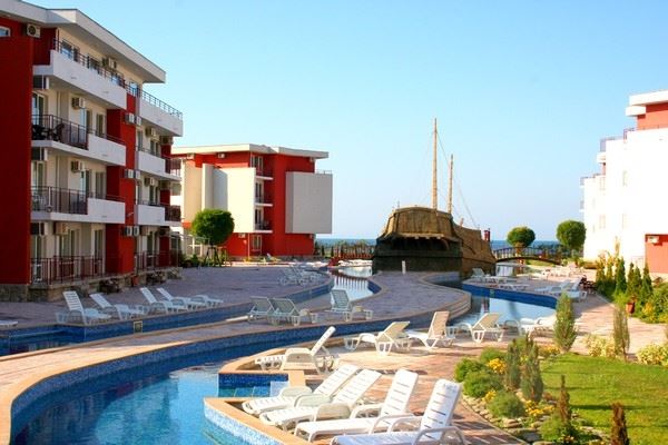 Wohnung in erster Meereslinie in Elenite – umfassende Renovierung, Haushaltsstrom und direkter Zugang zum Strand