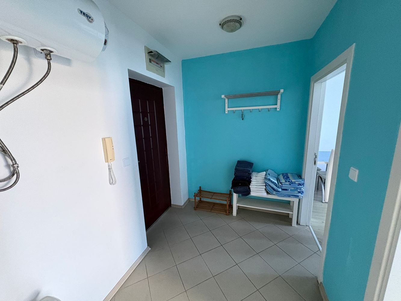 Geräumige Zwei-Zimmer-Wohnung an der ersten Meereslinie in Pomorie