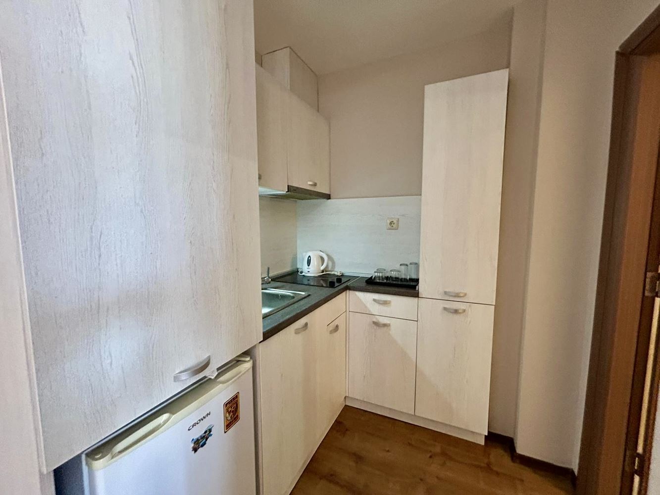 Helles und gemütliches Studio mit Blick auf den schönen Innenbereich – Komfort und Ruhe in einer modernen Anlage