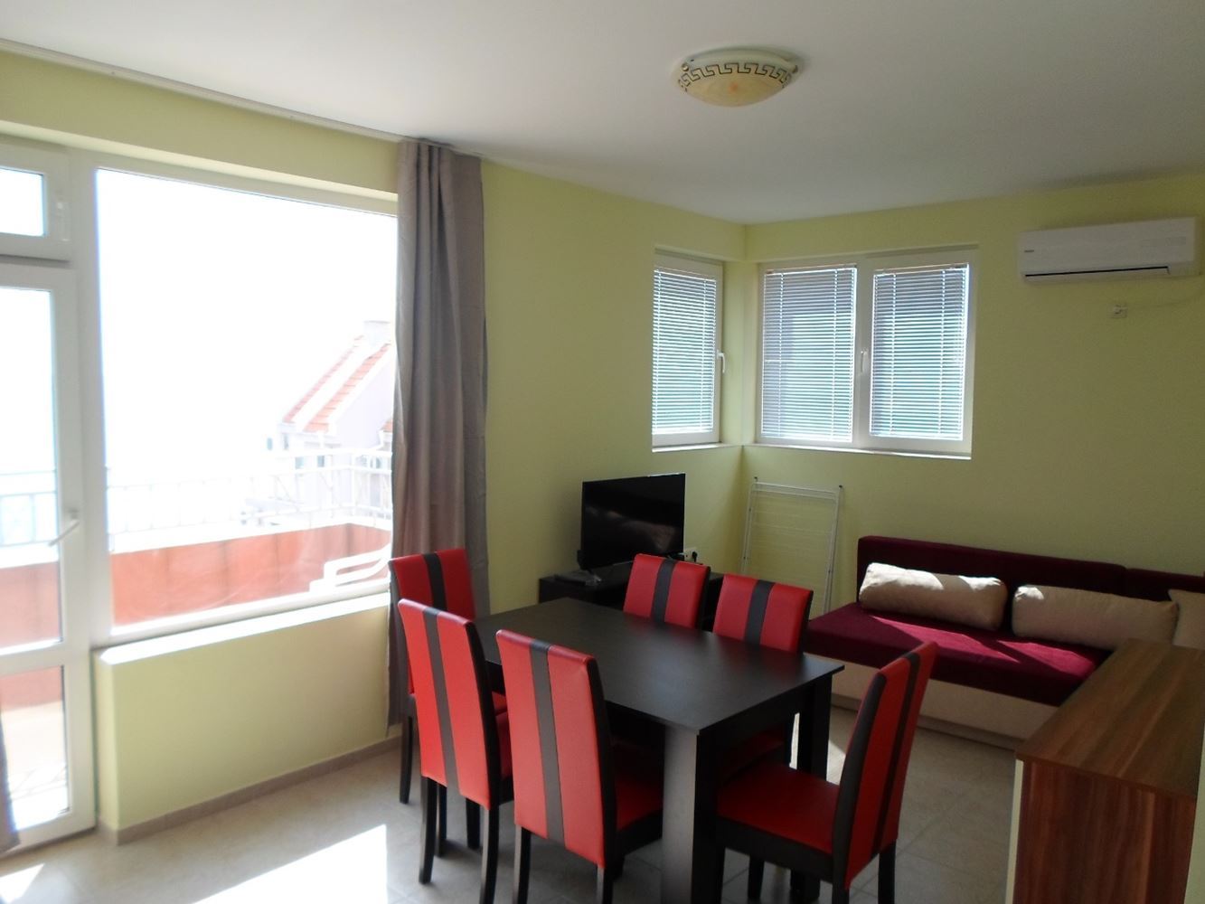 Geräumige Drei-Zimmer-Wohnung in Pomorie mit Panoramablick auf das Meer – ein ideales Zuhause am Meer
