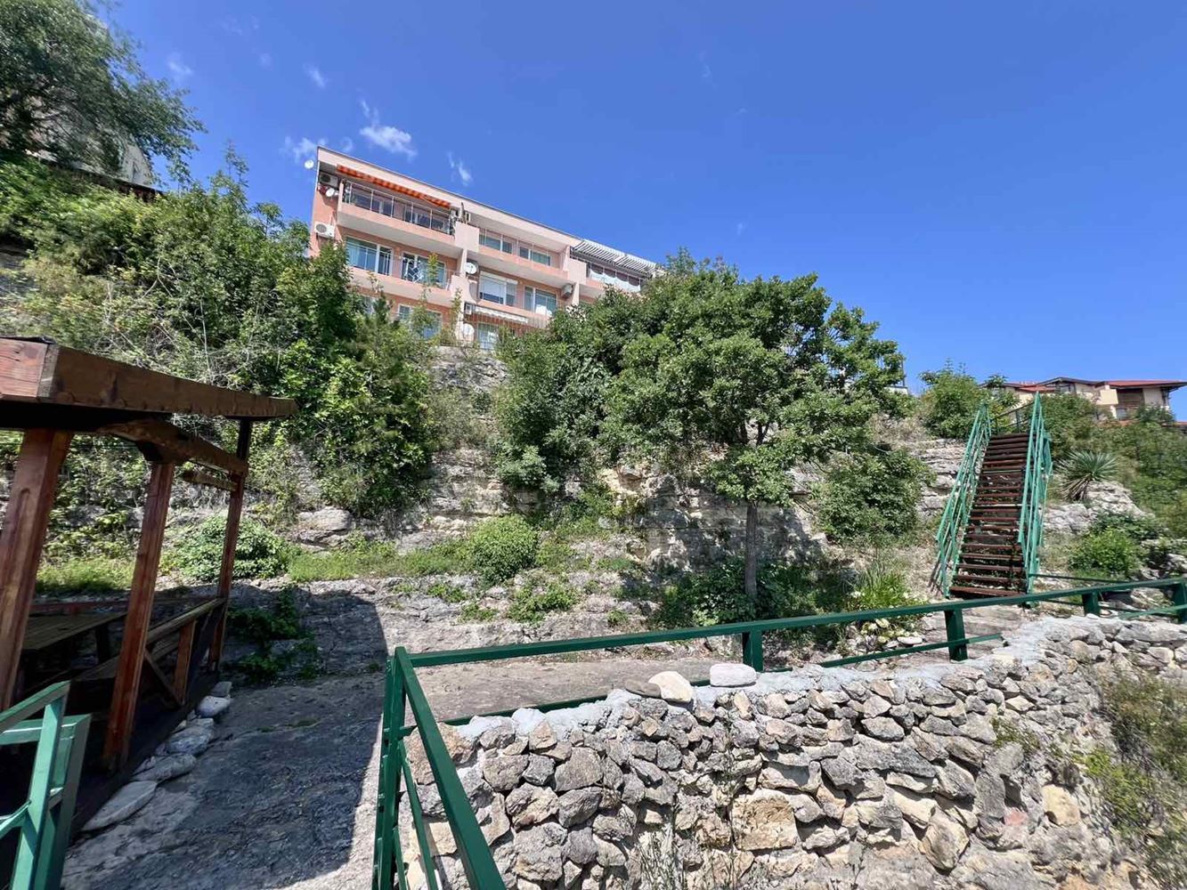 2-Zimmer-Wohnung mit direktem Meerblick in Sveti Vlas – Komfort, Ruhe und Resort-Lebensstil