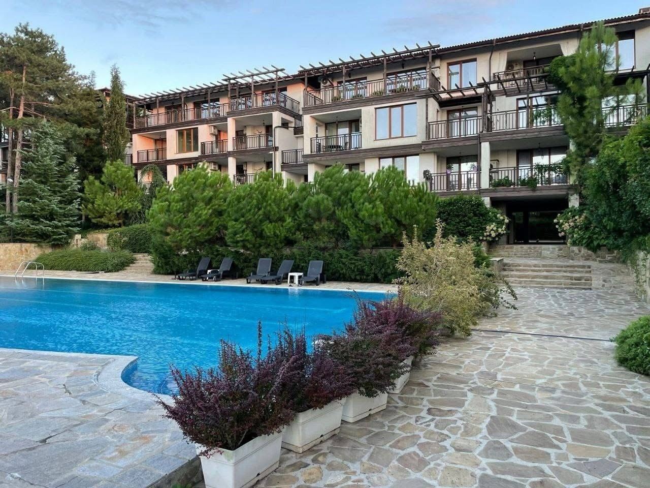 Wohnung mit einem Schlafzimmer und Poolblick in Sozopol – geräumig, möbliert und bezugsfertig