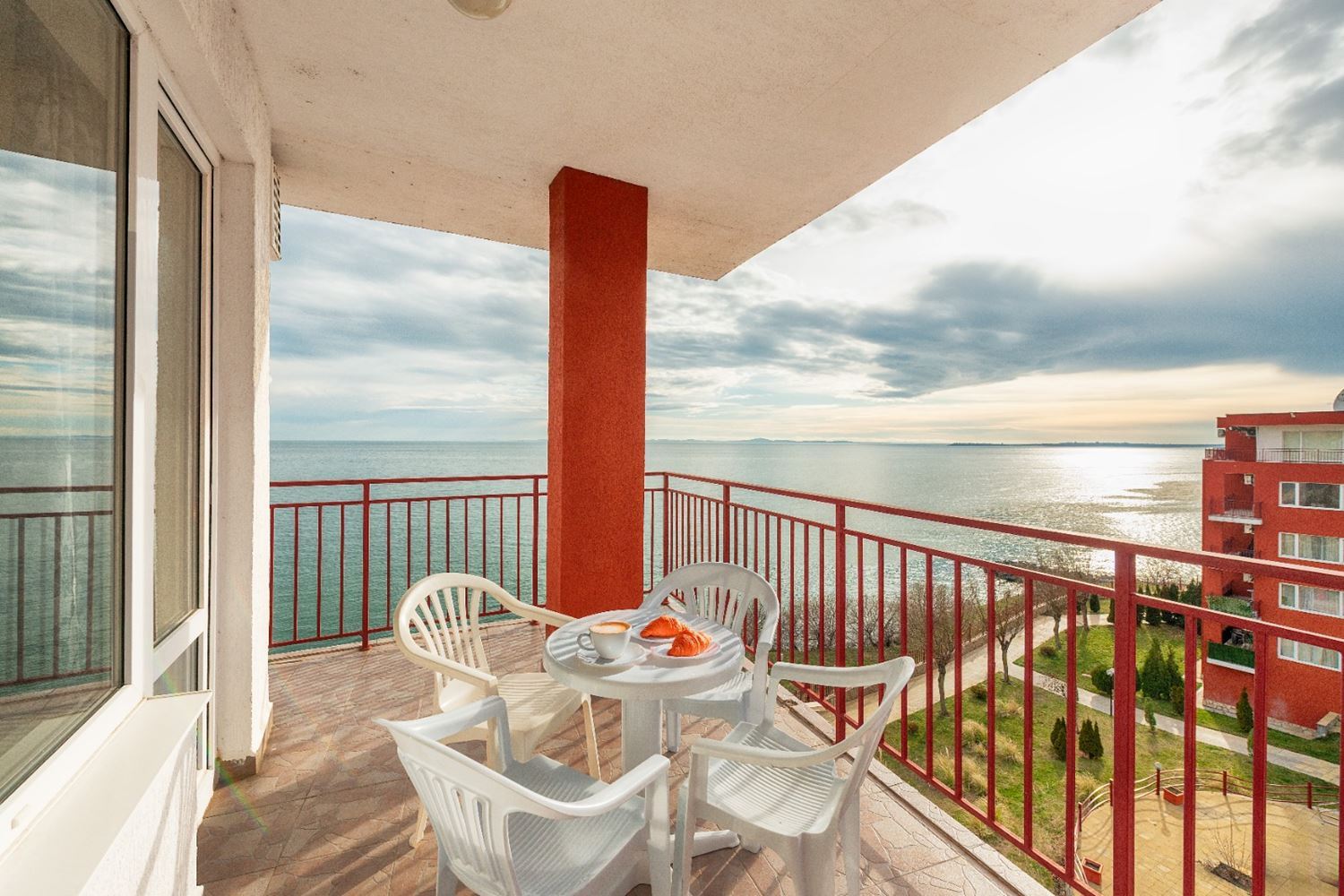 Stilvolles Zwei-Schlafzimmer-Apartment in erster Meereslinie mit direktem Meerblick in Sveti Vlas – Raum, Luxus und vollständige Annehmlichkeiten