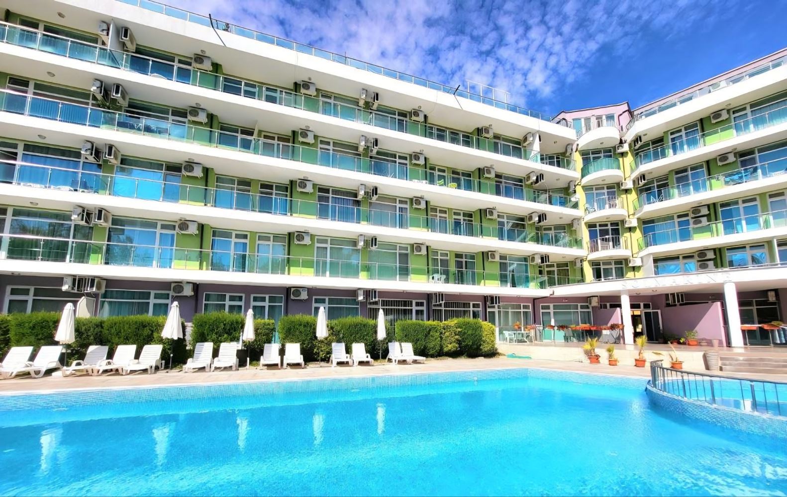 2-Zimmer-Wohnung in einer modernen Anlage im Herzen von Sonnenstrand – ausgezeichnete Investition und bezugsfertige Immobilie am Meer