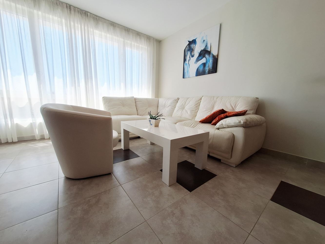 Geräumige 3-Zimmer-Wohnung mit Parkplatz nur 200 Meter vom Meer entfernt in Sveti Vlas