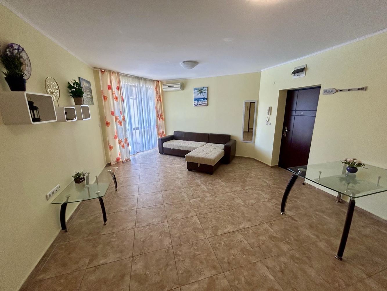 Geräumige Zwei-Zimmer-Wohnung mit Poolblick in Nessebar