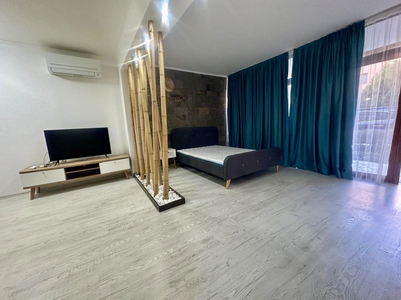 Geräumiges Erdgeschoss-Studio mit Terrasse und Möglichkeit zur Umwandlung in eine Ein-Zimmer-Wohnung – nur 300 m vom Meer