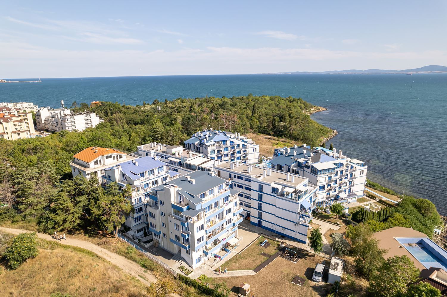 Wohnung mit einem Schlafzimmer in erster Meereslinie in Pomorie – Panoramablick auf das Meer und den Pool