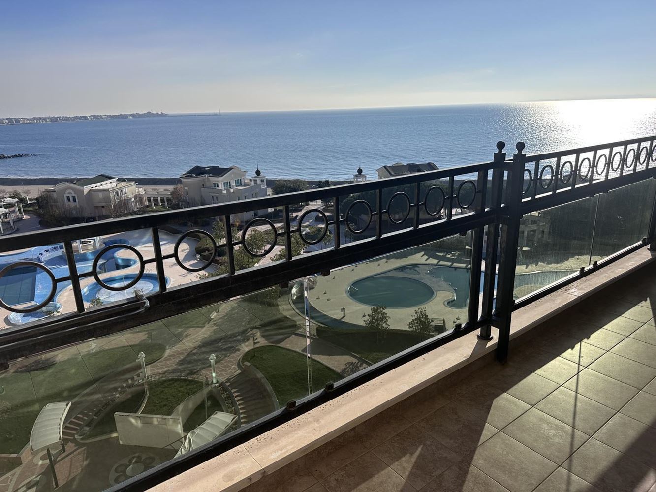 Zwei-Zimmer-Wohnung in Pomorie mit direktem Meerblick – luxuriöses Wohnen am Meer