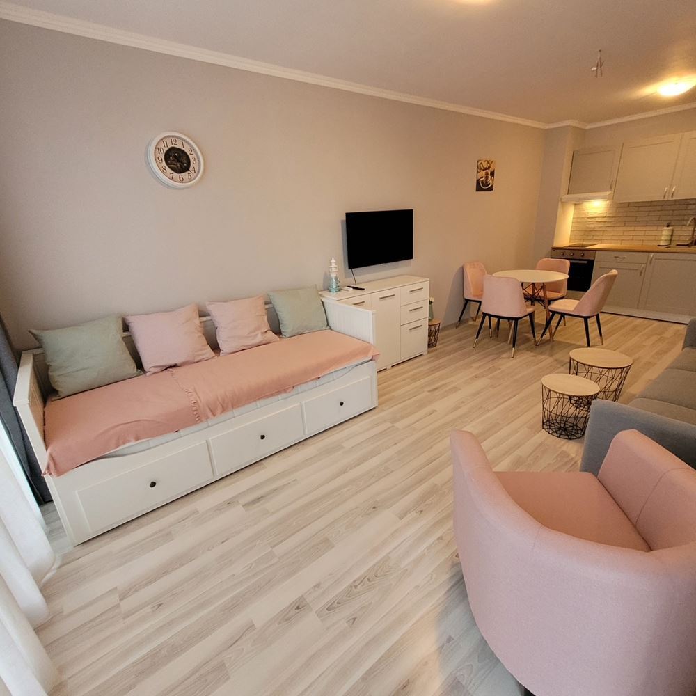 Gemütliche Zweizimmerwohnung mit neuer Einrichtung in einer geschlossenen Wohnanlage nahe dem Meer im Ferienort Elenite