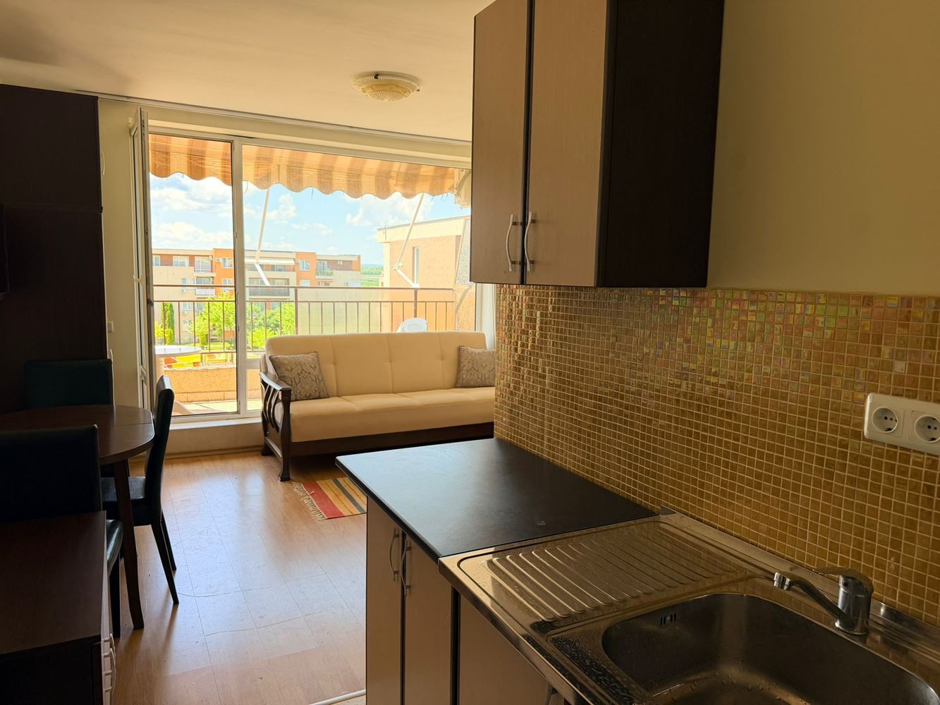 Möbliertes Studio in Sonnenstrand mit Swimmingpool, Tennisplatz und grüner Gartenanlage