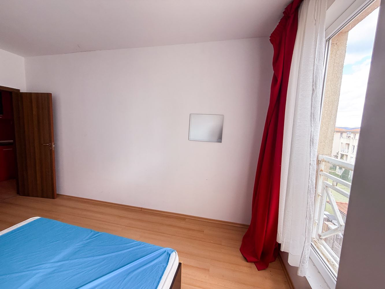 3-Zimmer-Wohnung mit Poolblick in einem gepflegten Komplex nahe Sonnenstrand