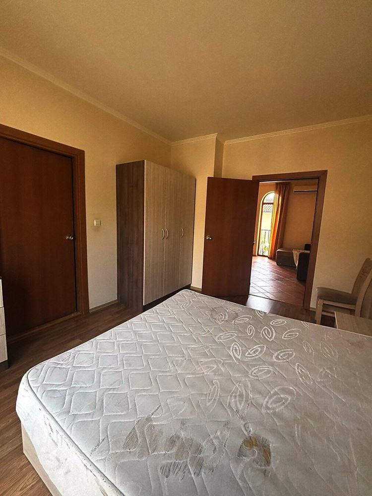 Helle Zweizimmerwohnung mit großer Terrasse und Blick ins Grüne in Elenite