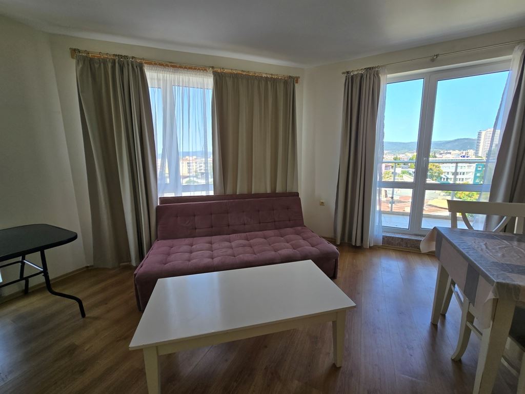 Großzügige Drei Zimmer Wohnung mit hervorragender Lage und Nähe zum Meer