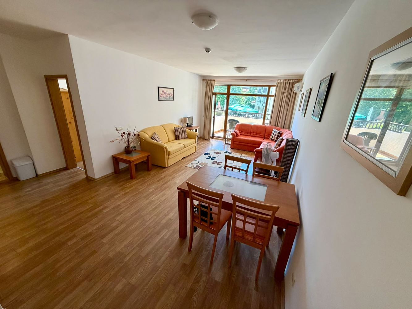 Großzügige Zweizimmerwohnung mit Poolblick in Aheloy