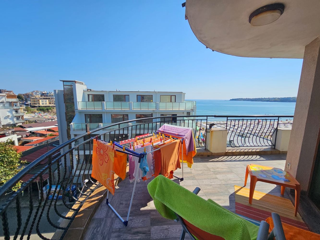 Geräumige Drei-Zimmer-Wohnung in erster Meereslinie in Sozopol mit einzigartiger Panoramaterrasse