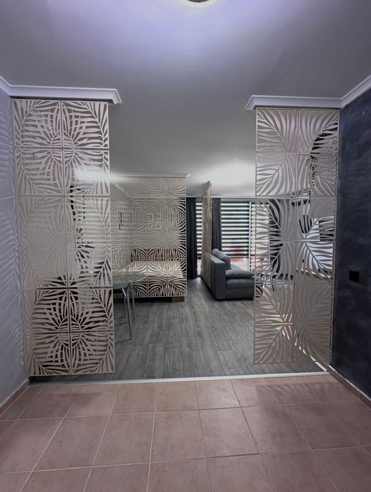 Zwei-Zimmer-Wohnung mit teilweisem Meerblick in Sveti Vlas – möbliert, nach Renovierung, in einer luxuriösen geschlossenen Anlage