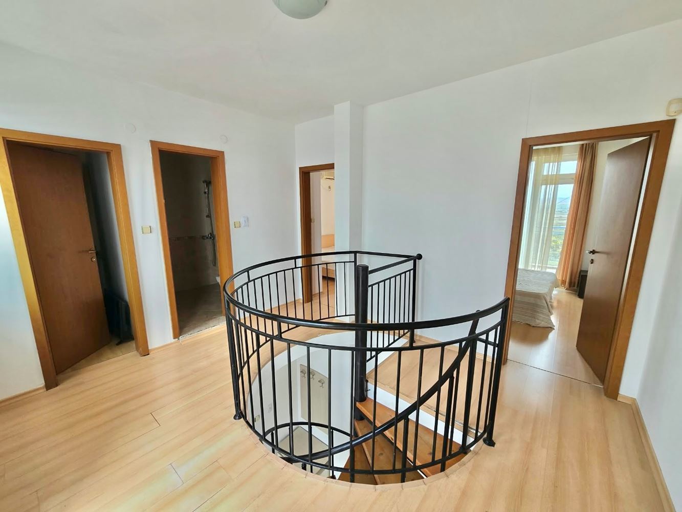 Großzügige Maisonettewohnung mit zwei Schlafzimmern und drei Balkonen in Sonnenstrand – Act 16, Haushaltsstrom und Poolblick