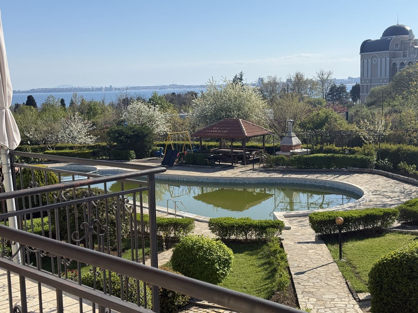 Zwei-Zimmer-Wohnung in Sveti Vlas – 300 m vom Meer entfernt, hervorragende Infrastruktur und Ratenzahlung bis Jahresende