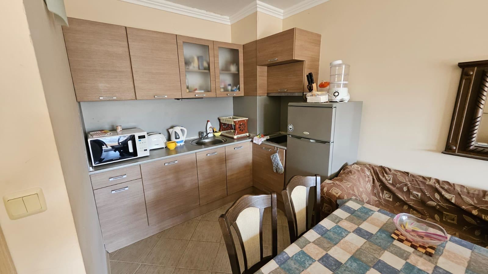 Geräumige Einzimmerwohnung in erster Meereslinie in Zarewo mit vollständiger Möblierung