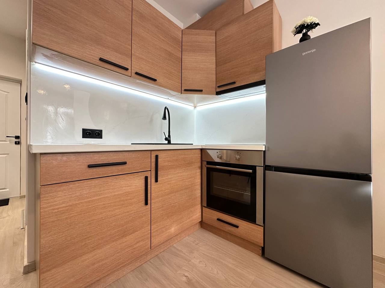 Stilvolle und gemütliche Wohnung mit direktem Zugang zum Pool – modernes Studio in einer geschlossenen Anlage, 300 m vom Meer entfernt