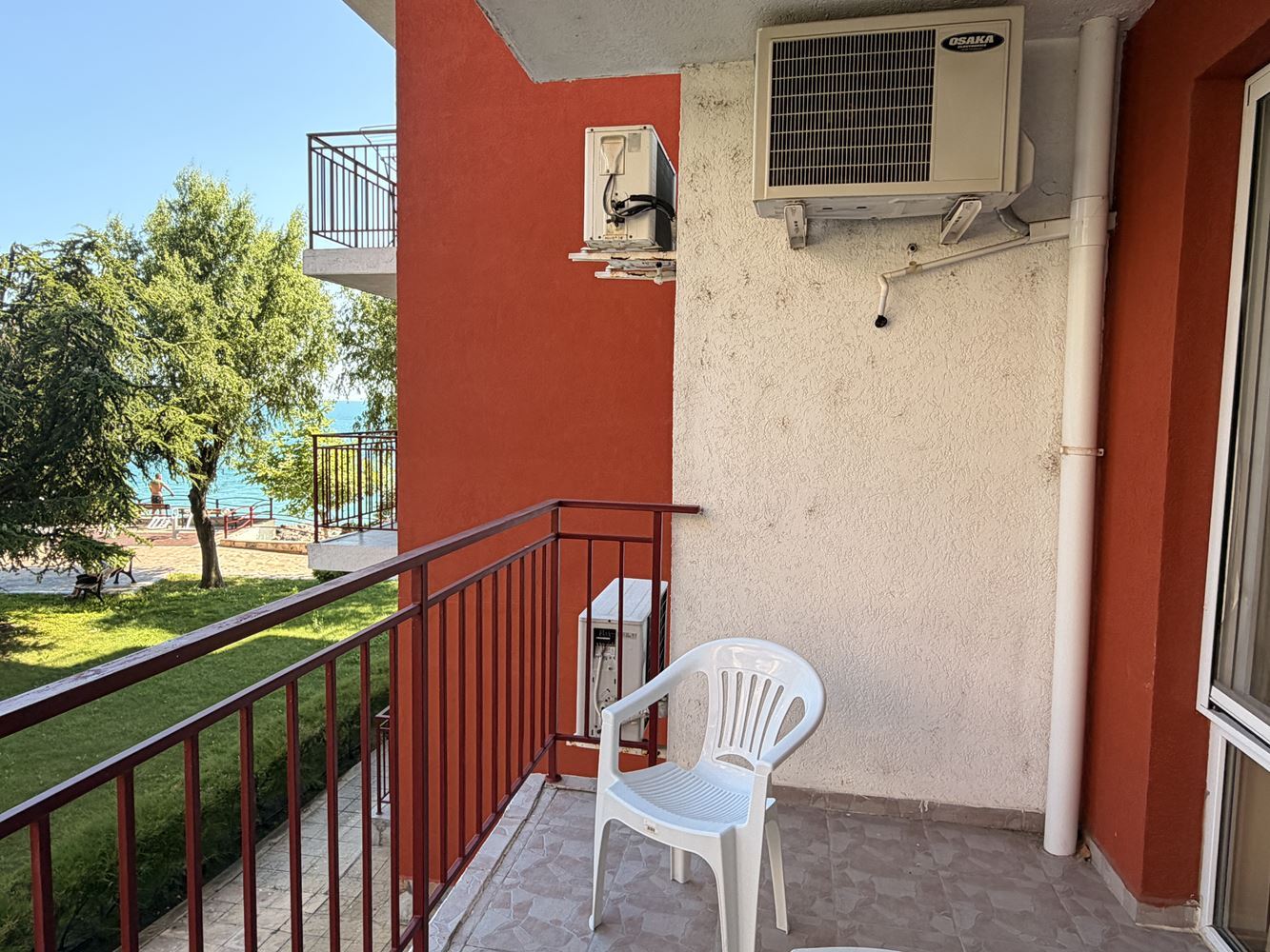 Absolute erste Meereslinie in Sveti Vlas! Geräumige Zweizimmerwohnung mit wunderschönem Meerblick