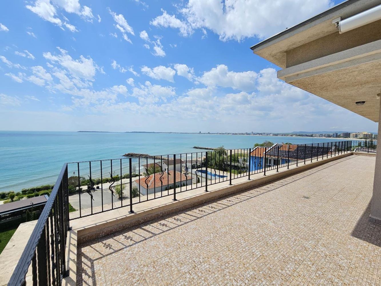 Sveti Vlas – Drei-Zimmer-Wohnung mit direktem Panoramablick auf das Meer in einer Anlage in erster Linie