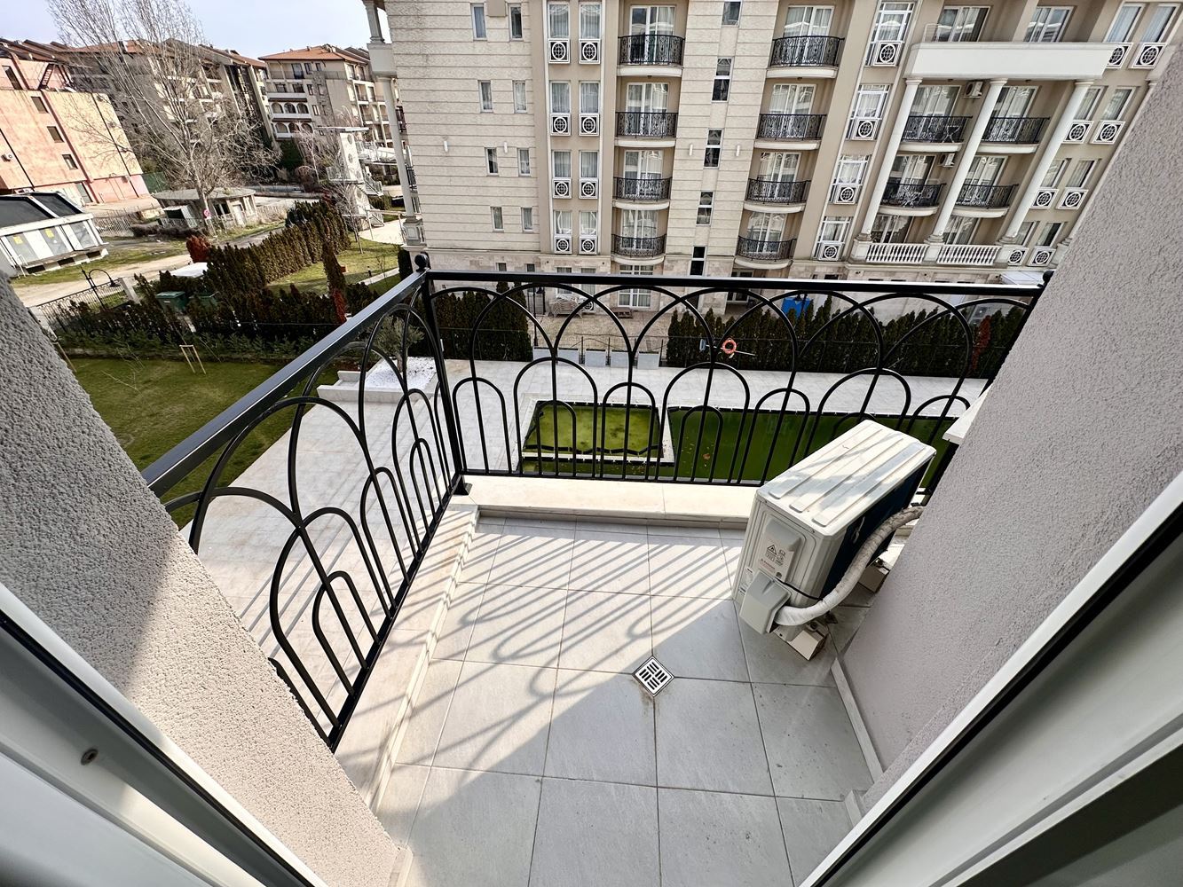 Gemütliche Ein-Zimmer-Wohnung mit Pool- und Grünblick in Sonnenstrand – bezugsfertig