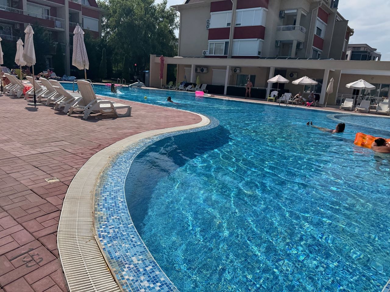 Geräumiges Studio mit Poolblick in Sonnenstrand – Haushaltsstrom und ausgezeichnete Infrastruktur