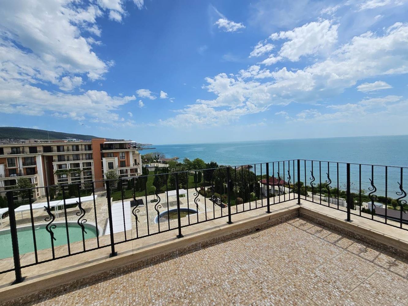 Sveti Vlas – Drei-Zimmer-Wohnung mit direktem Panoramablick auf das Meer in einer Anlage in erster Linie