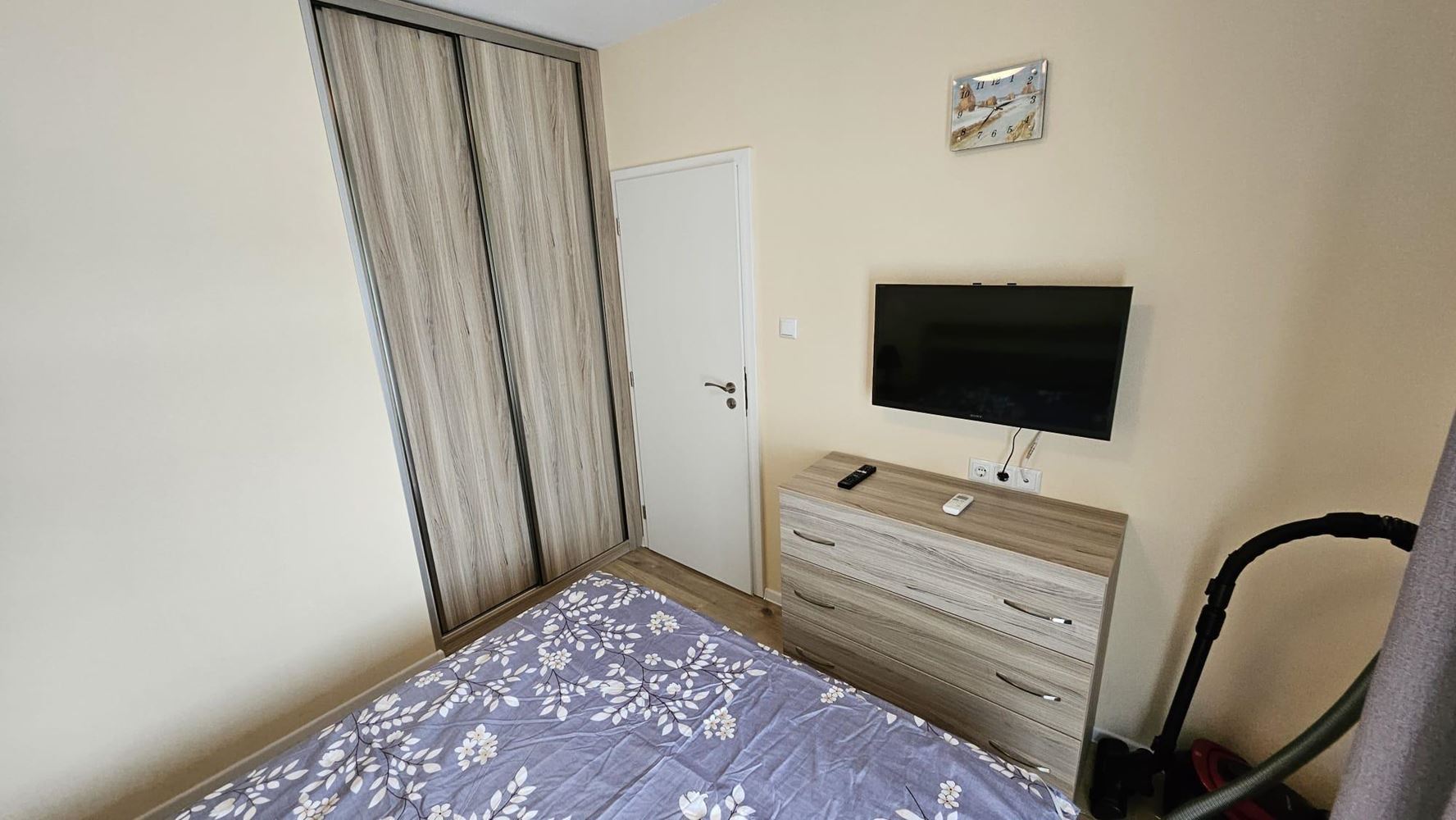Gemütliche Zweizimmerwohnung in Pomorie mit niedriger Jahresgebühr und Blick auf einen begrünten Innenhof