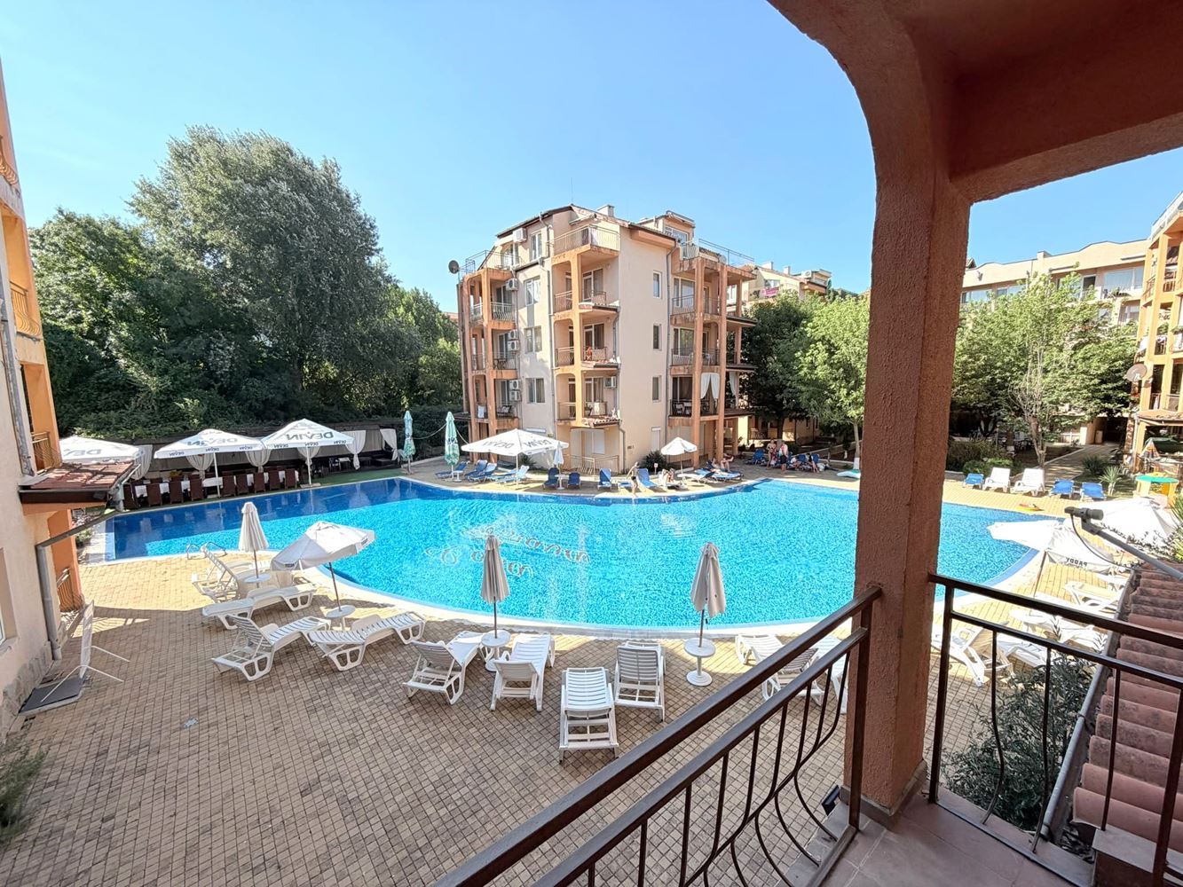Drei-Zimmer-Wohnung mit Südausrichtung und Blick auf den Pool in Sonnenstrand
