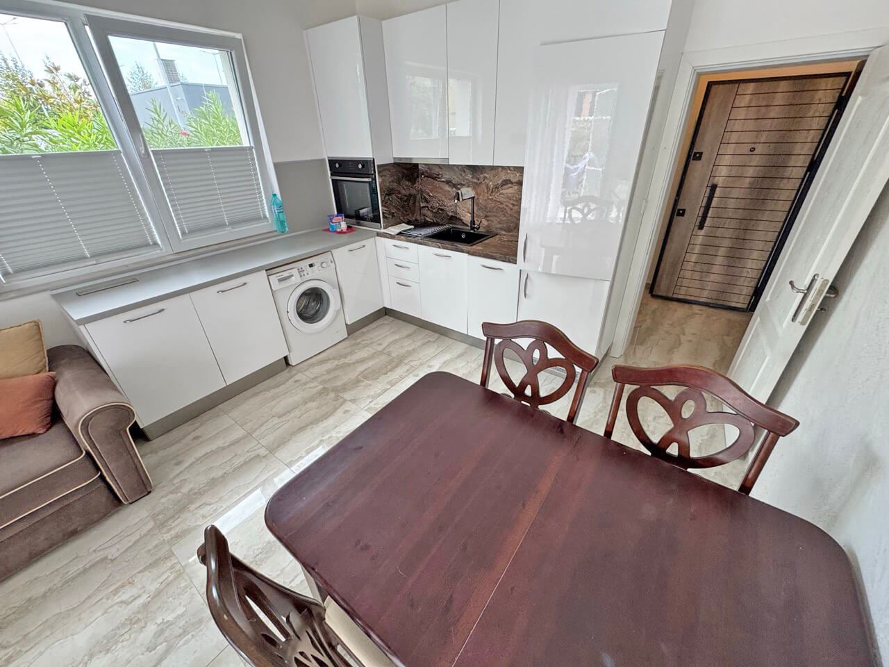 Geräumige Wohnung mit einem Schlafzimmer, großer Terrasse und Poolblick in Sonnenstrand