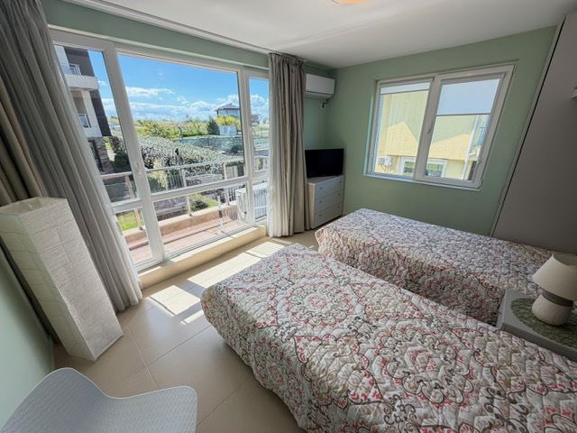 Geräumiges Appartment mit zwei Schlafzimmern in erster Meereslinie mit frontalem Panoramablick auf das Meer