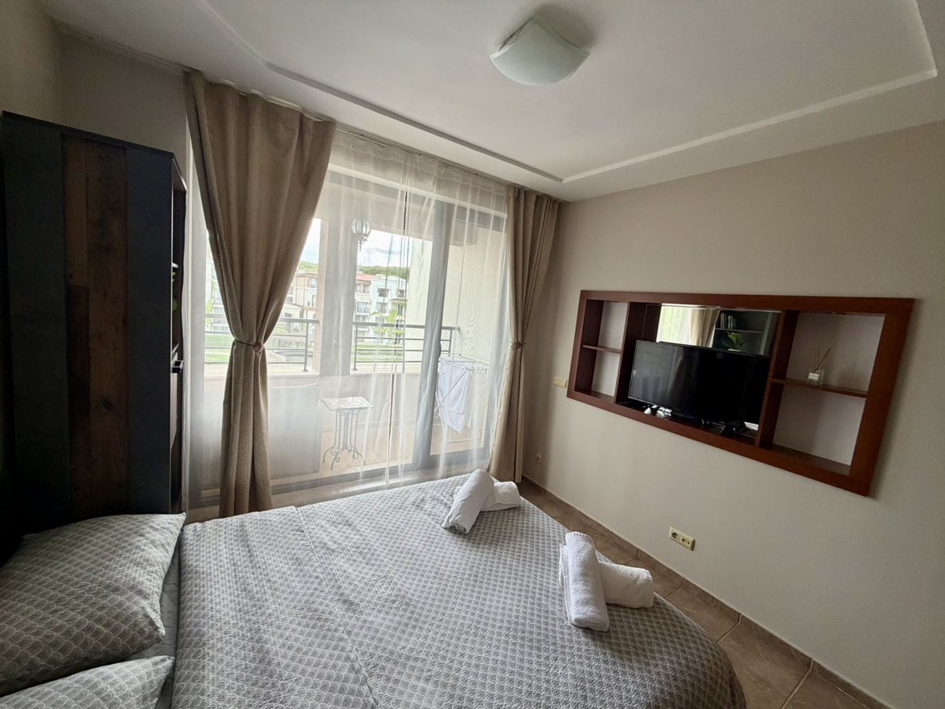 Möblierte Zwei-Zimmer-Wohnung (Wohnung mit einem Schlafzimmer) in einem Elite-Komplex mit Pools und Sportanlagen