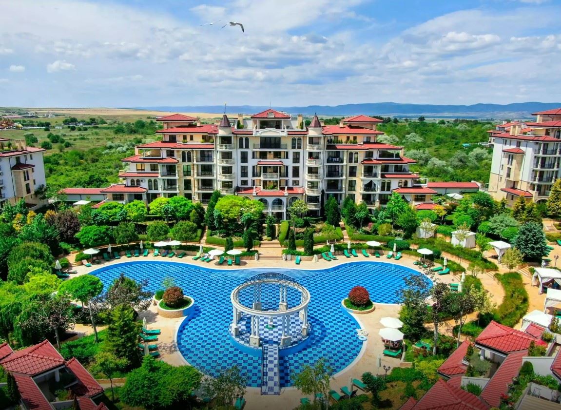 Luxuriöse 2-Zimmer-Wohnung in einer Anlage in Nessebar – 200 m vom Strand, Pool- und Gartenblick