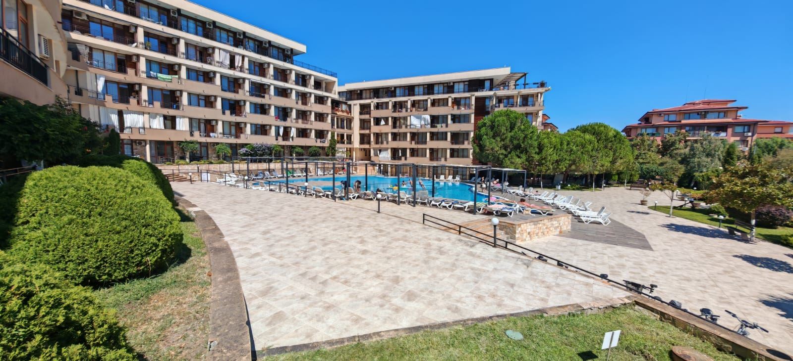 Ausgezeichnete Gelegenheit in Sveti Vlas – möblierte geräumige Zweizimmerwohnung mit einem Schlafzimmer in Strandnähe