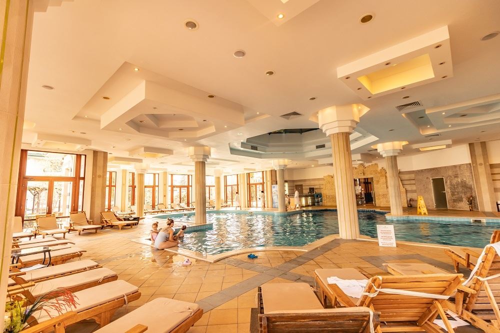 Hoher Standard und vielfältige Annehmlichkeiten – Hervorragende Zwei-Zimmer-Wohnung in einem Luxuskomplex direkt am Meer in Ravda