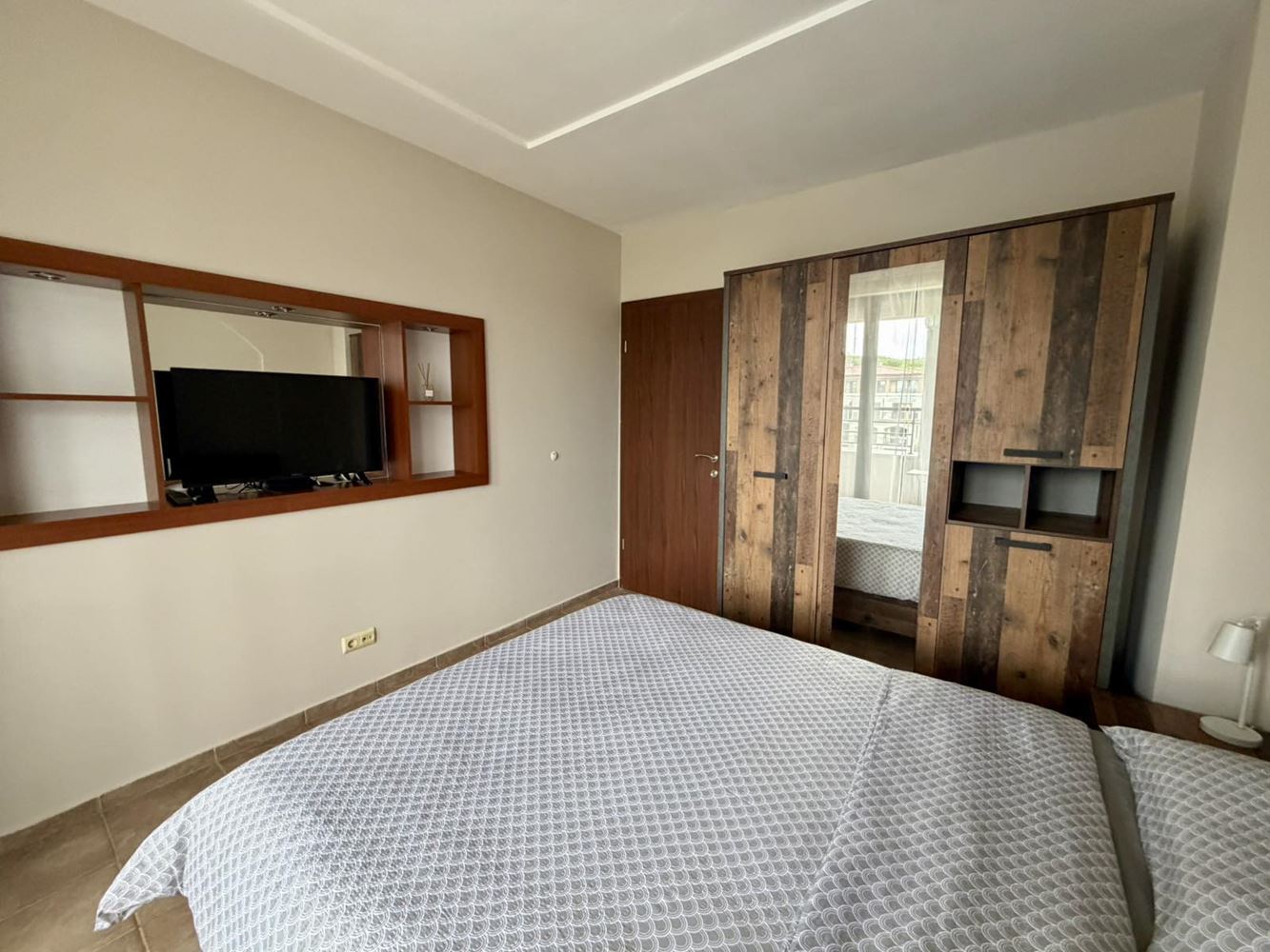 Möblierte Zwei-Zimmer-Wohnung (Wohnung mit einem Schlafzimmer) in einem Elite-Komplex mit Pools und Sportanlagen