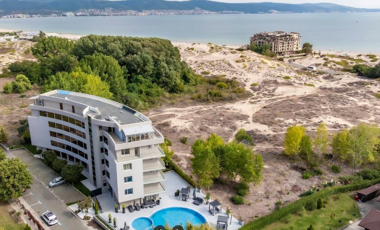 Direkt am Meer in Sonnenstrand – neue Möblierung und eigener Hof